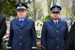 Komendant Wojewódzki Policji w Katowicach i Komendant Szkoły Policji w Katowicach na cmentarzu.