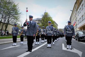 Policyjna orkiestra podczas przemarszu na Plac Sejmu Śląskiego.