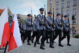 Policyjna kompania honorowa podczas wejścia na Plac Sejmu Śląskiego. Na pierwszym planie flagi Polski.