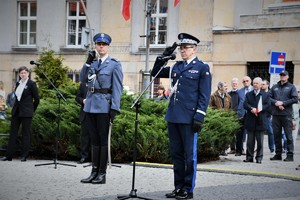 Komendant Wojewódzki Policji w Katowicach oddaje honor.