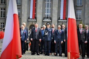 Zaproszeni goście stoją na Placu Sejmu Śląskiego. Wśród ważnych osobistości widoczny Komendant Wojewódzki Policji w Katowicach.