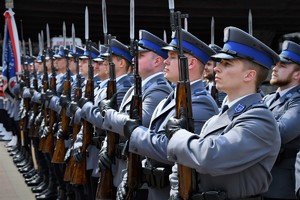 Policyjna kompania honorowa na Placu Sejmu Śląskiego. Policjanci trzymają karabiny.