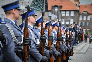 Policyjna kompania honorowa na Placu Sejmu Śląskiego. Policjanci trzymają karabiny.