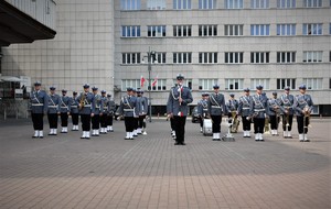 Policyjna orkiestra stoi na Placu Sejmu Śląskiego.