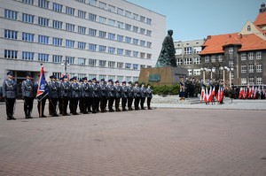 Policyjna kompania honorowa stoi na Placu Sejmu Śląskiego.