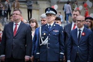 Zaproszeni goście stoją na Placu Sejmu Śląskiego. Wśród ważnych osobistości widoczny Komendant Wojewódzki Policji w Katowicach.