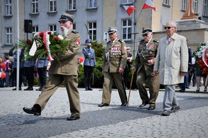Delegacja kombatantów składa kwiaty pod pomnikiem Wojciecha Korfantego.