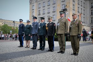 Delegacja służb mundurowych składa kwiaty pod pomnikiem Wojciecha Korfantego. Widoczny Komendant Wojewódzki Policji w Katowicach.