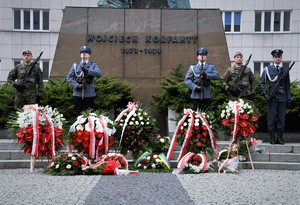 Pomnik Wojciecha Korfantego przed którym stoi warta honorowa. Widoczne również kwiaty, które złożyli uczestnicy.