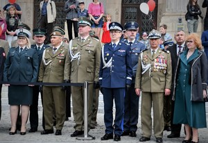 Uczestnicy uroczystości, wśród których widoczny jest Komendant Wojewódzki Policji w Katowicach.