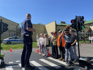 policjant ruchu drogowego rozmawiający z dziećmi na miasteczku rowerowym