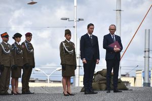 Sekretarz i podsekretarz stanu stojący obok żołnierzy
