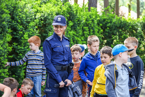 Umundurowana policjantka i dzieci.