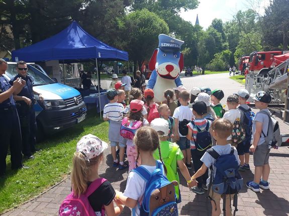 Maskotka śląskiej Policji z dziećmi na festynie