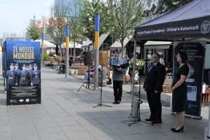 Uroczystości na Placu Kwiatowym. Uczestnik uroczystości przy mikrofonie