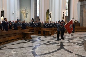 Uroczystości na Placu Kwiatowym. Uczestnicy uroczystości i poczet sztandarowy w archikatedrze