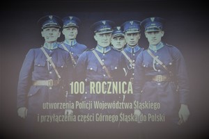 Zdjęcie policjantów z napisem 100. rocznica utworzenia Policji Województwa Śląskiego i przyłączenia części Górnego Śląska do Polski