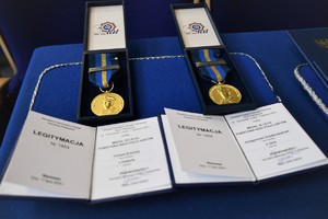 Odznaczenia i medale wręczane podczas uroczystości na auli