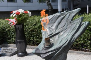 Kwiaty i ogień przed Grobem Policjanta Polskiego