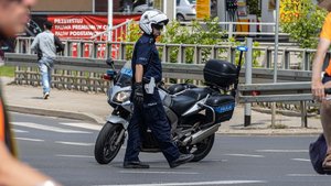 policjant ruchu drogowego przy motocyklu