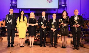 Wręczenie medali na scenie filharmonii