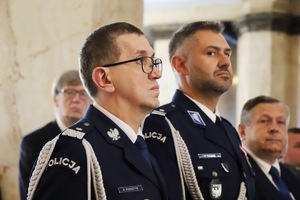 zbliżenie na twarz Komendanta Wojewódzkiego Policji w Katowicach nadinspektora Romana Rabsztyna i Naczelnika Wydziału Gabinet Komendanta Komendy Wojewódzkiej Policji w Katowicach podinspektora Marcina Budzicha