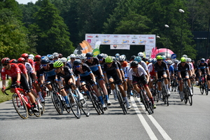 zdjęcie kolorowe: kolarze rywalizujący w wyścigu na ternie Katowic