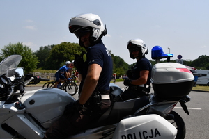 zdjęcie kolorowe: dwóch policjantów drogówki na motocyklach
