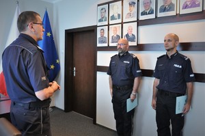 Komendant przemawia do awansowanych policjantów.