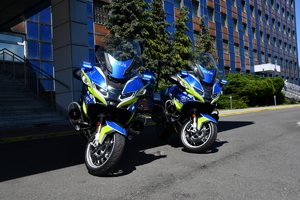 dwa policyjne motocykle przed wejściem do komendy wojewódzkiej policji