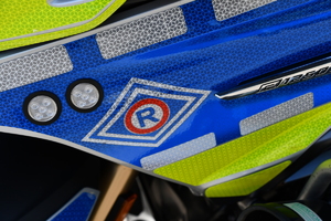 logo ruchu drogowego na policyjnym motocyklu