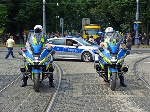 policjanci ruchu drogowego na motocykle podczas zabezpieczenia