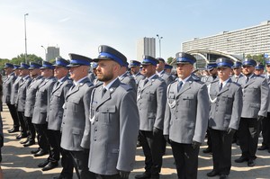 Umundurowani policjanci stojący w szyku podczas uroczystości