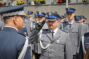 Policjant oddaje honor generałowi.