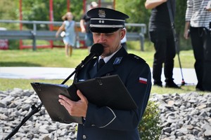 Lektor policyjny przemawia do mikrofonu