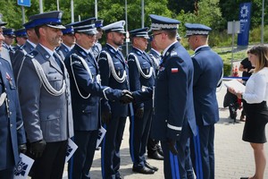 Komendant Wojewódzki Policji w Katowicach gratuluje awansu policjantowi