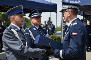 Dzielnicowy otrzymuje nagrodę od Komendanta Wojewódzkiego Policji w Katowicach