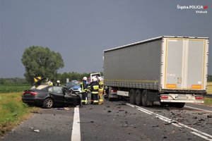 miejsce wypadku drogowego, na zdjęciu widać strażaków oraz samochód ciężarowy i osobowy biorący udział w wypadku