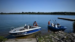 łodzie policyjne przy brzegu
