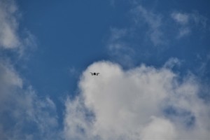 policyjny dron na tle nieba