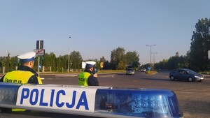 Policjanci w trakcie kontroli ruchu drogowego