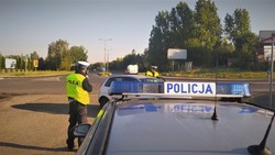 Policjanci w trakcie kontroli ruchu drogowego