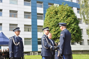 Komendant Główny Policji gratulujący odznaczonemu mundurowemu