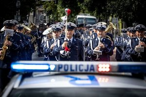 Policjanci podczas przemarszu ulicami miasta