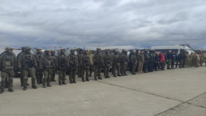 zdjęcie przedstawiające policyjnych kontrterrorystów,  stojących w szeregu