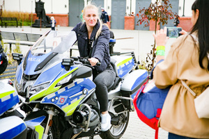 Zdjęcie. Kobieta siedząca na policyjnym motocyklu.
