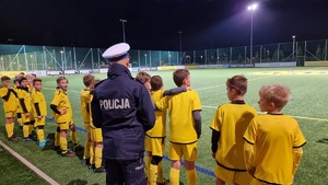 policjant ruchu drogowego i piłkarze akademii BVB na boisku