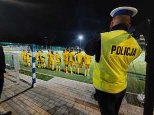 policjant ruchu drogowego i piłkarze akademii BVB na boisku
