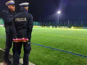 policjanci ruchu drogowego przyglądający się grze piłkarzy akademii BVB