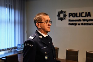 zdjęcie przedstawia Komendanta Wojewódzkiego Policji w Katowicach stojącego w pomieszczeniu
